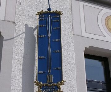 La méridienne solaire sur la façade sud de la mairie