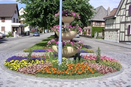 L'entrée de la rue Mar. de Lattre de Tassigny au coeur du village